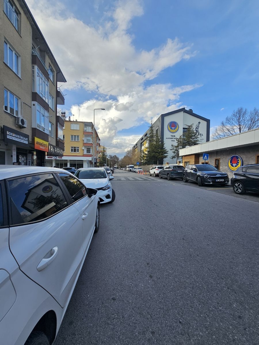 Ted kolejinin karşısında Kiralık bodrumlu dükkan - Resim 5