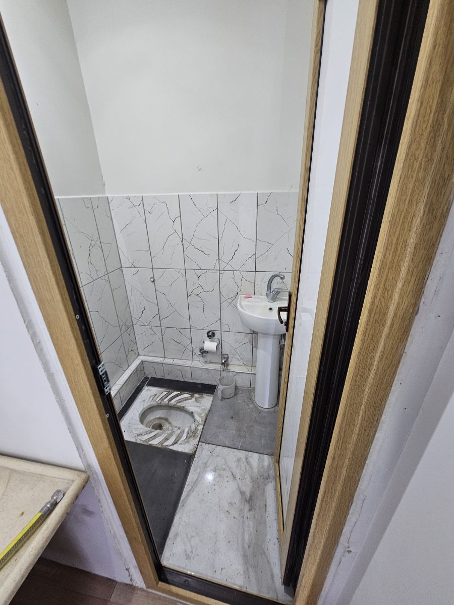 Ted kolejinin karşısında Kiralık bodrumlu dükkan - Resim 4