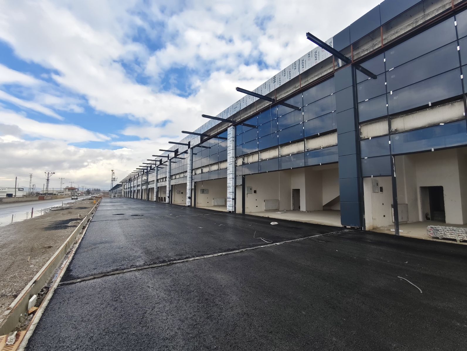 OTONOMİ DE 275 M² SATILIK DÜKKANLAR - Resim 3