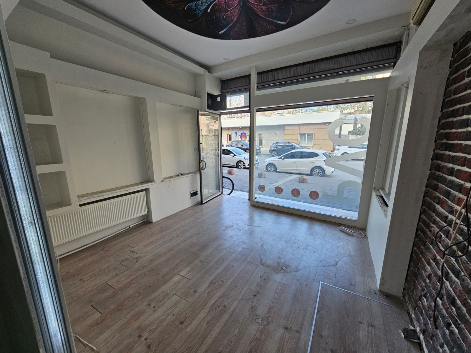 Ted kolejinin karşısında Kiralık bodrumlu dükkan