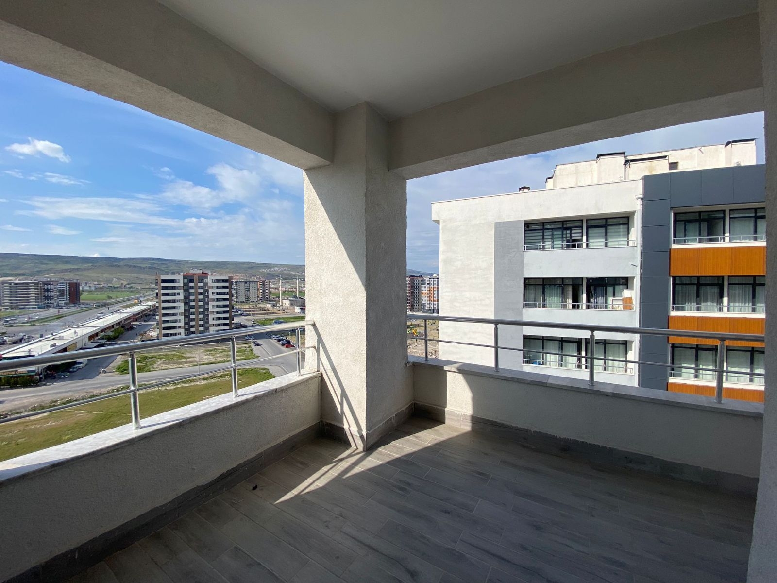 2.5+1 GENİŞ BALKONLU DONAT KİRALIK KÖŞE DAİRE - Resim 9