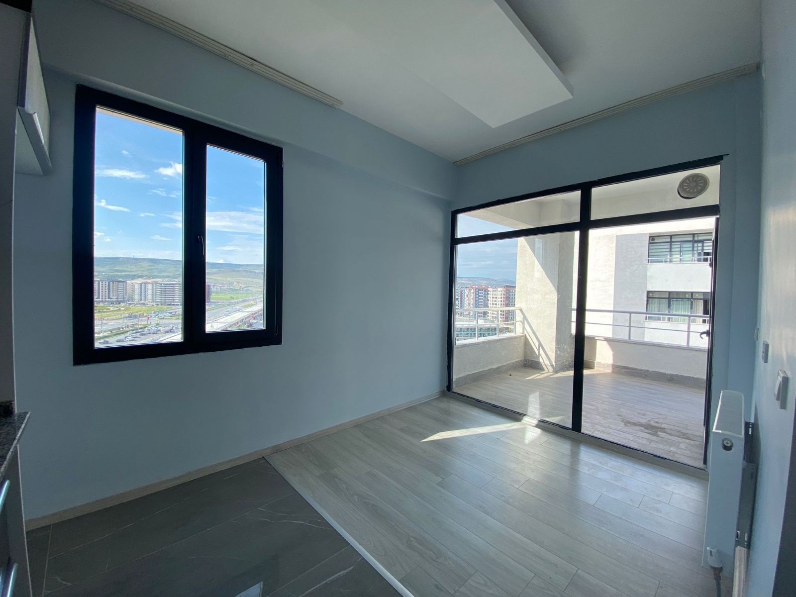 2.5+1 GENİŞ BALKONLU DONAT KİRALIK KÖŞE DAİRE - Resim 6