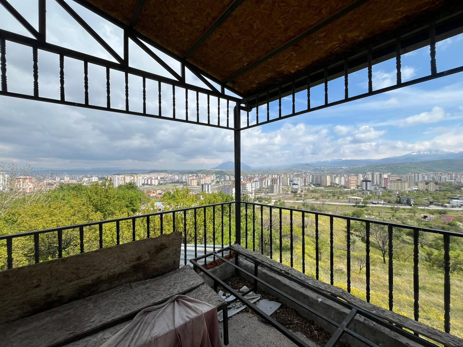 MUHTEŞEM MANZARALI VİLLA PARSELİ İÇİNDE BAĞ EVİ