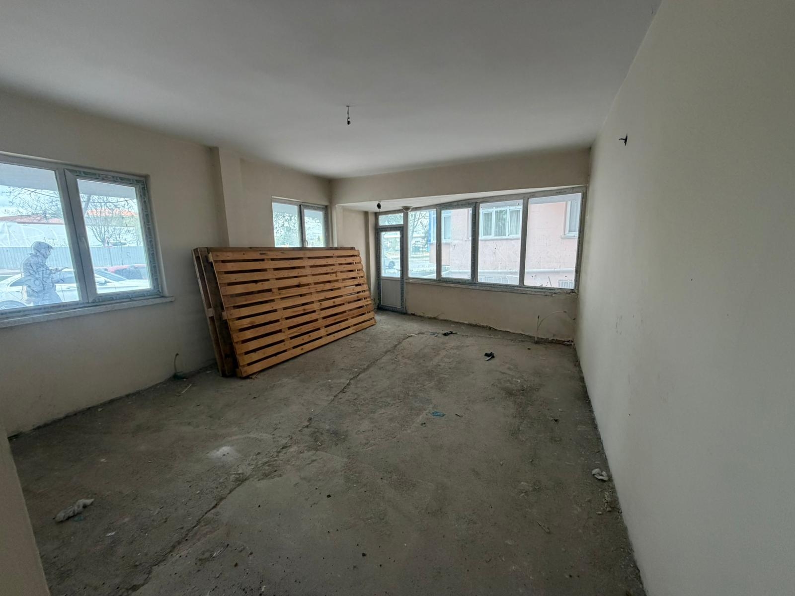 CADDE'DE OFİSE UYGUN KİRALIK YAPILI DAİRE - Resim 9