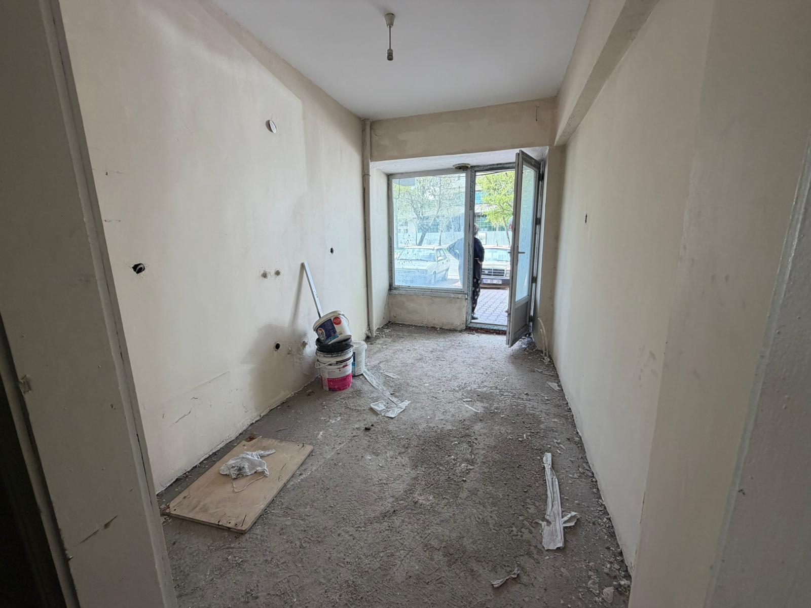 CADDE'DE OFİSE UYGUN KİRALIK YAPILI DAİRE - Resim 12