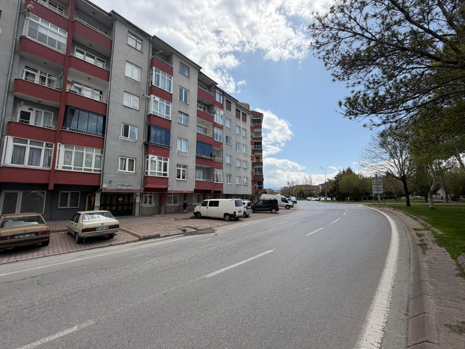 CADDE'DE OFİSE UYGUN KİRALIK YAPILI DAİRE - Resim 11