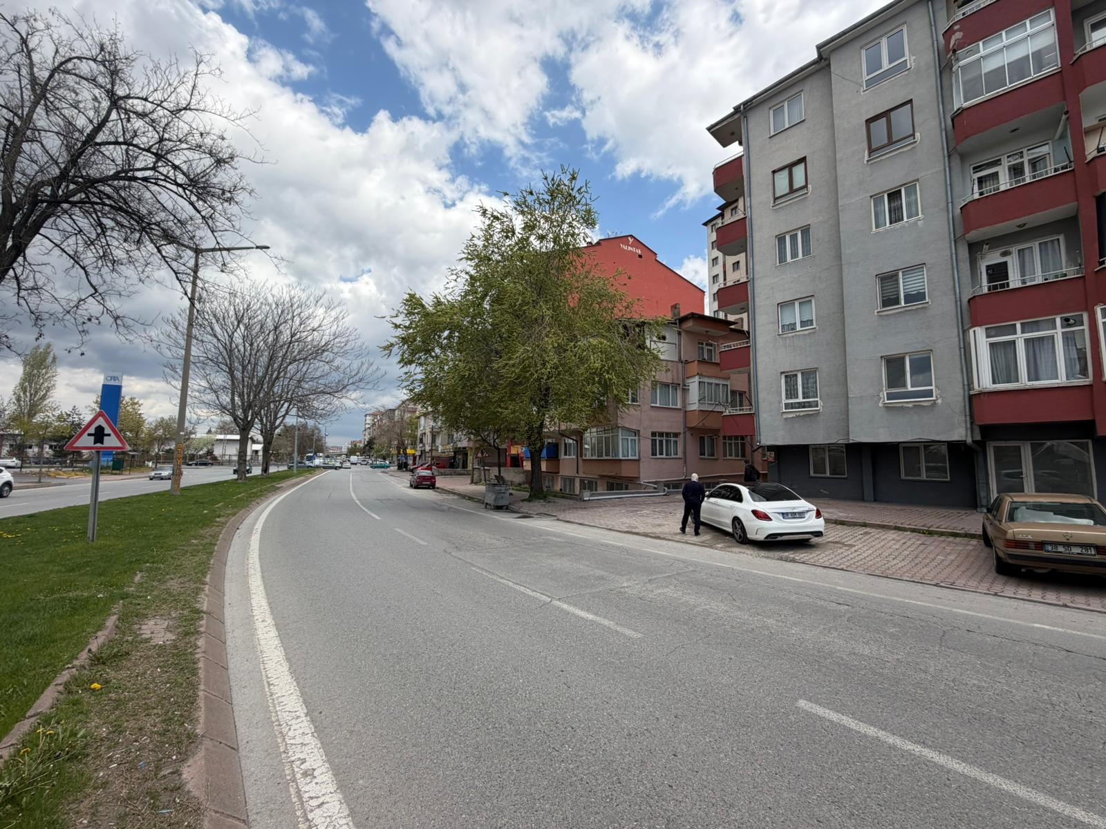 CADDE'DE OFİSE UYGUN KİRALIK YAPILI DAİRE - Resim 14