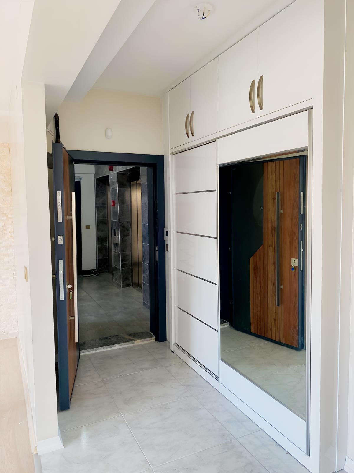 Aydınlıkevlerde Pazar Yerine Yakın 3 Yıllık Bina 2,5+1 KİRALIK