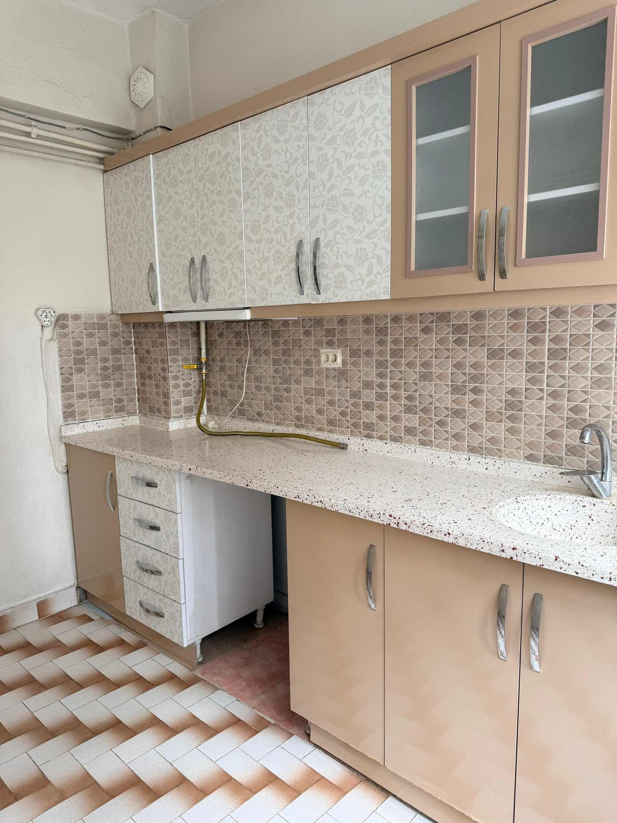 GEVHER NESİBEDE 3+1 KOMBİLİ KİRALIK DAİRE - Resim 2