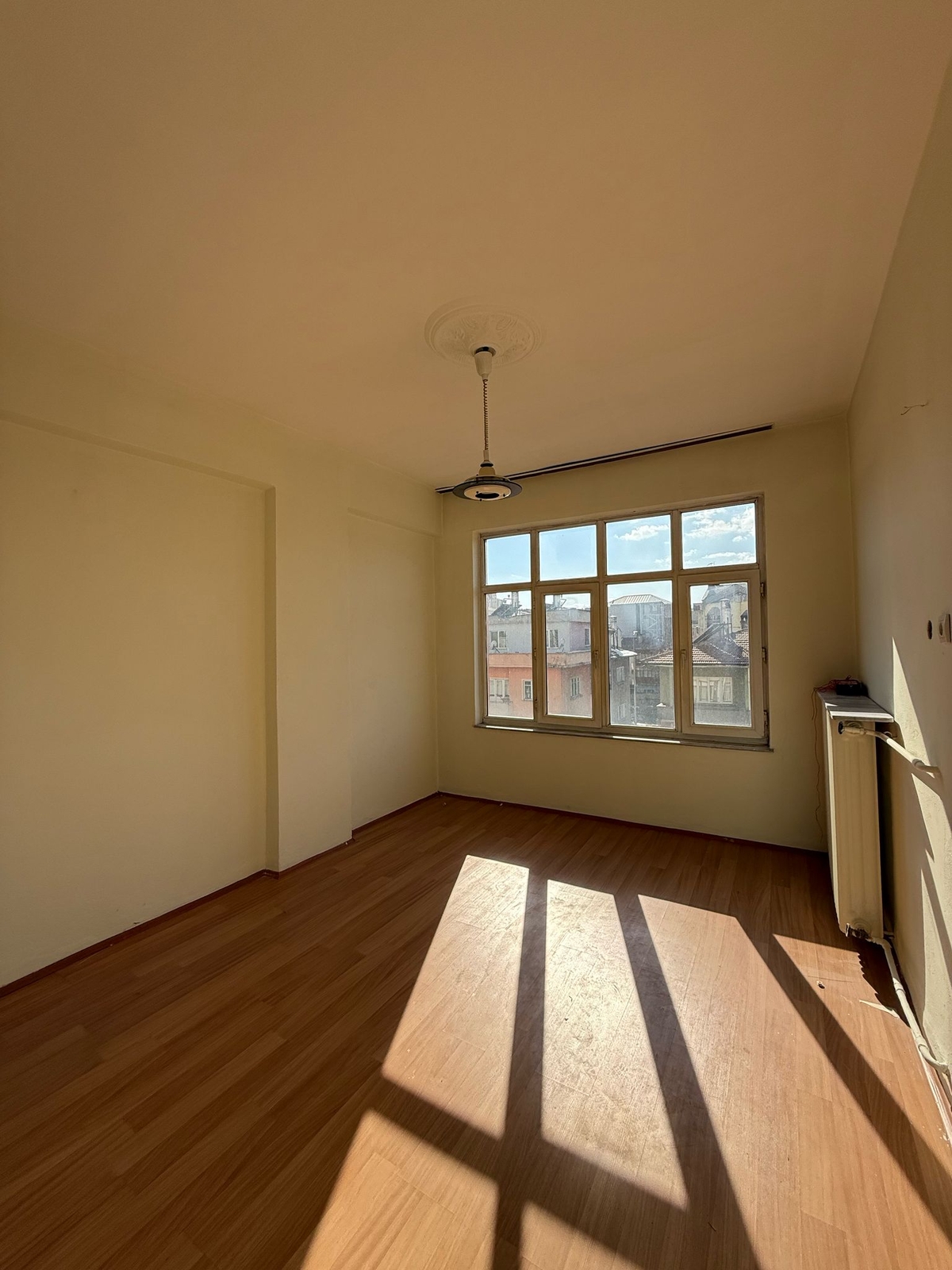 İSTASYON CADDESİNDE OFİS OLMAYA UYGUN SATILIK 3+1 DAİRE