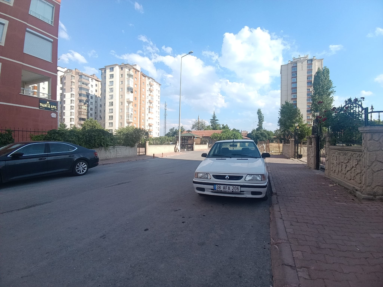 Mithatpaşada Önü Açık Otaparklı Satılık - Resim 4