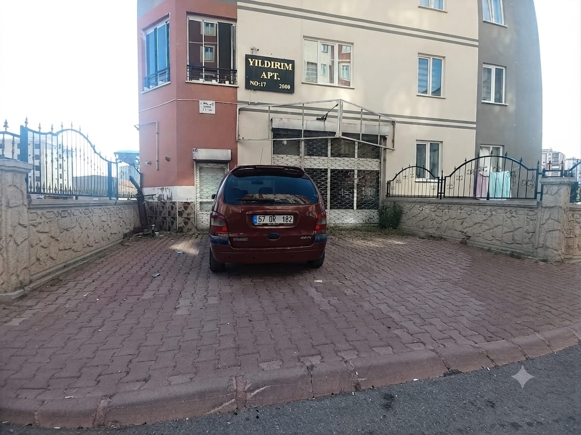Mithatpaşada Önü Açık Otaparklı Satılık - Resim 7
