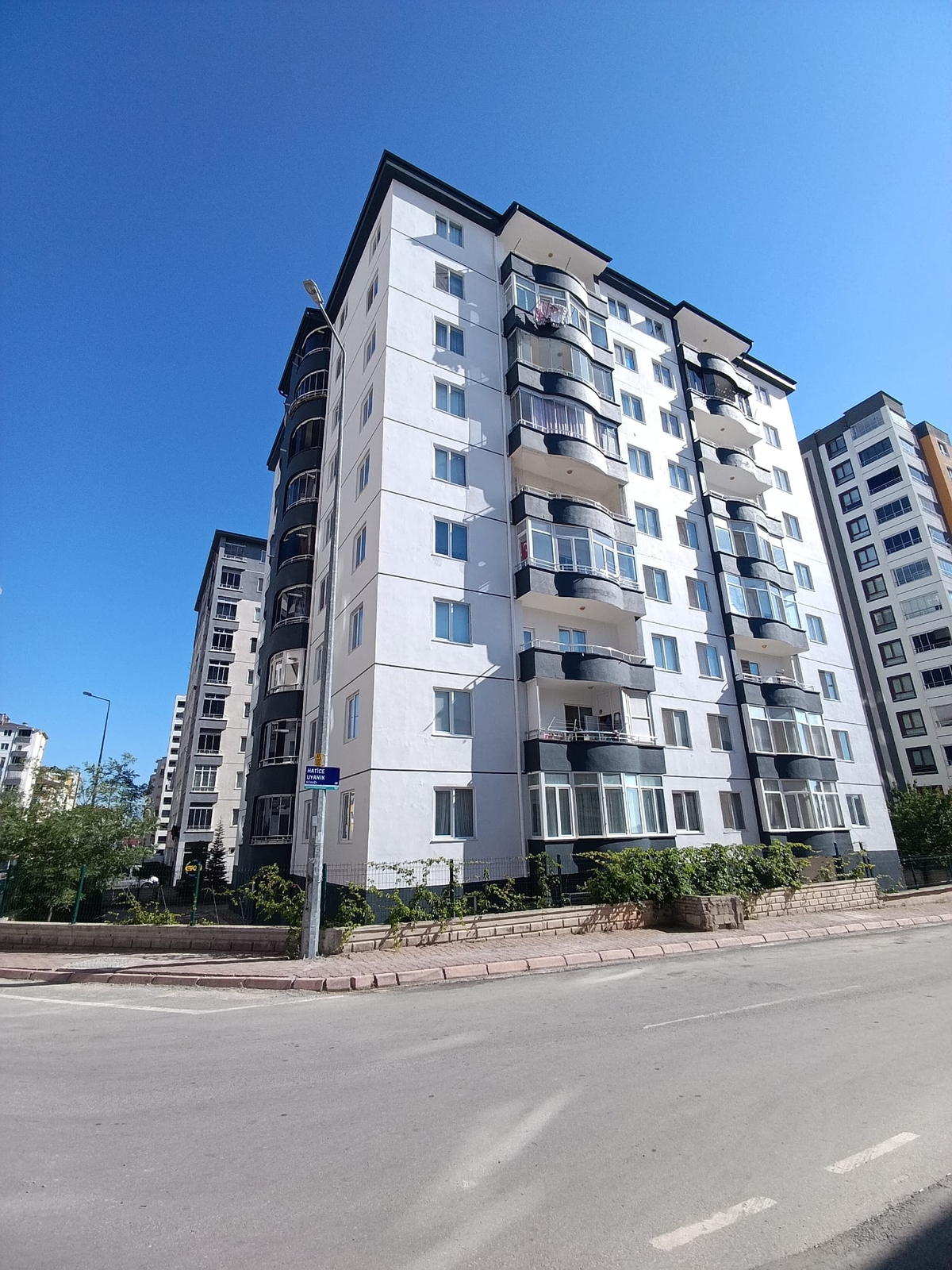 Erkilet'te Merkezi Konumda Satılık Geniş 3+1 Daire