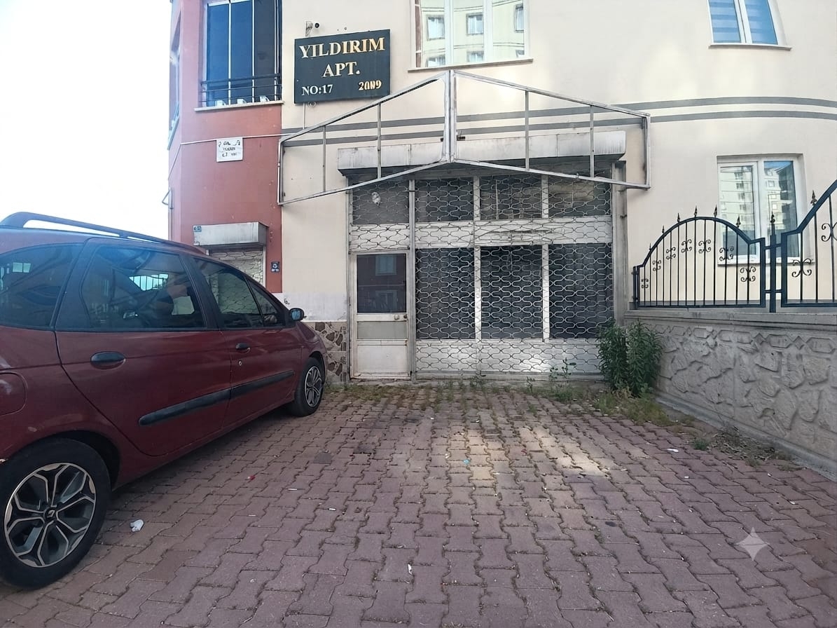 Mithatpaşada Önü Açık Otaparklı Satılık - Resim 3