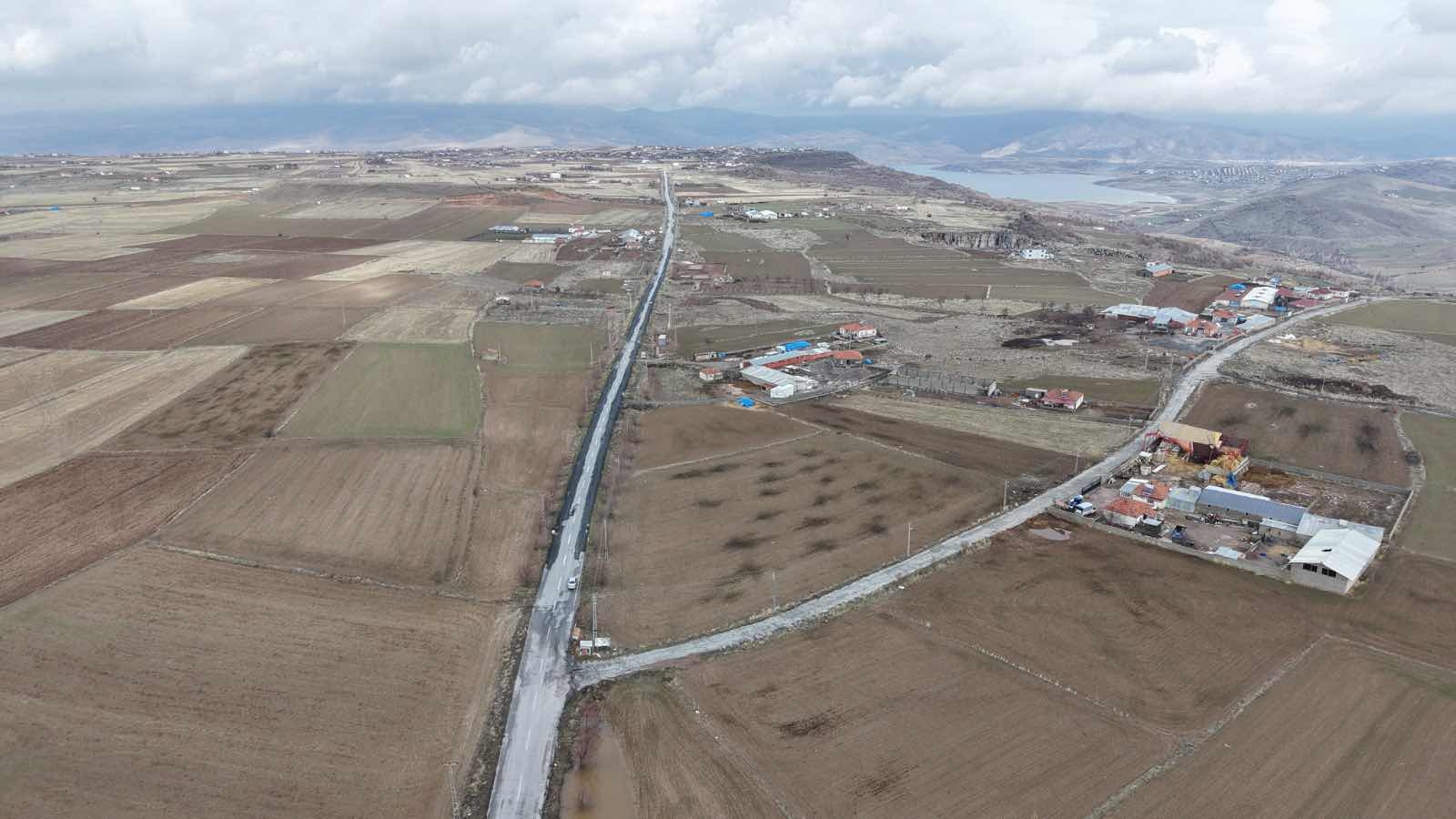 ÇEVRİLDE ANAYOL ÜZERİ SATILIK TEK TAPU TARLA kısa süreliğine ! - Resim 3