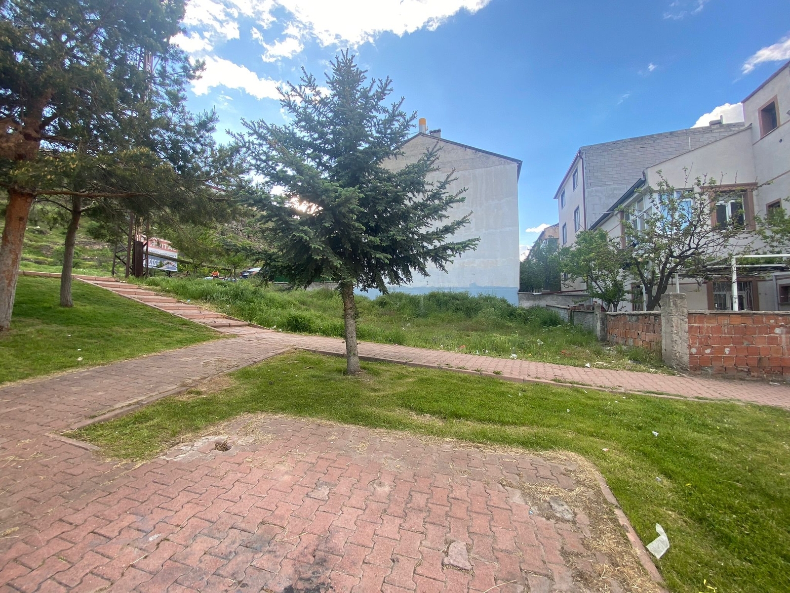 Acil Satılık..! - 247 m2 - Köşe Parsel - Park Cepheli - Önü Açık - Resim 3