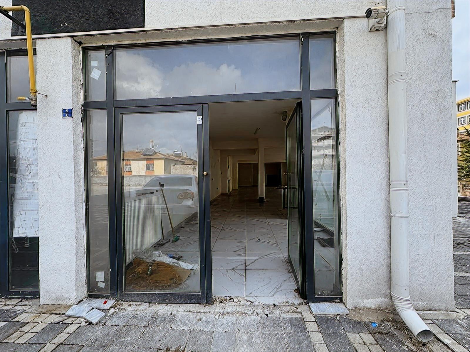 UĞUR EVLER DE 250 M2 KÖŞE BAŞI KİRALIK BAHÇELİ DÜKKAN - Resim 2