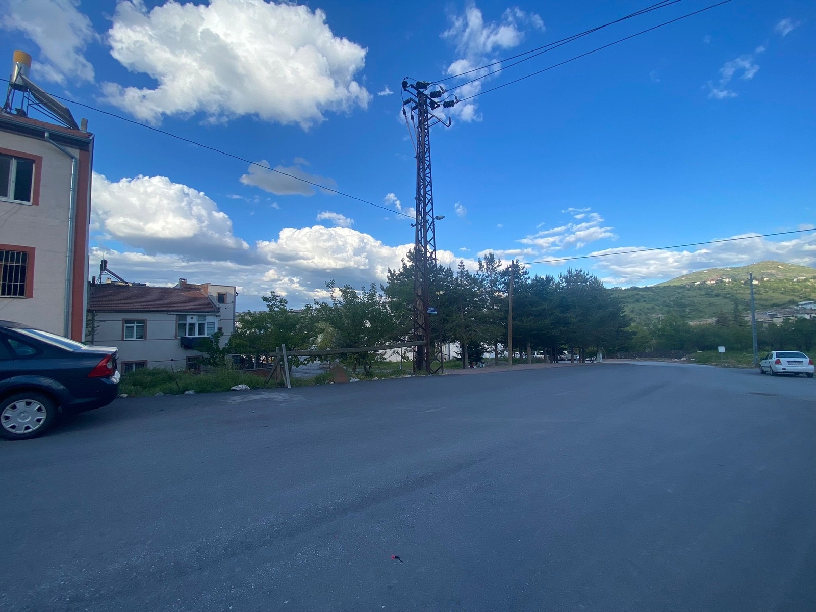 Acil Satılık..! - 247 m2 - Köşe Parsel - Park Cepheli - Önü Açık