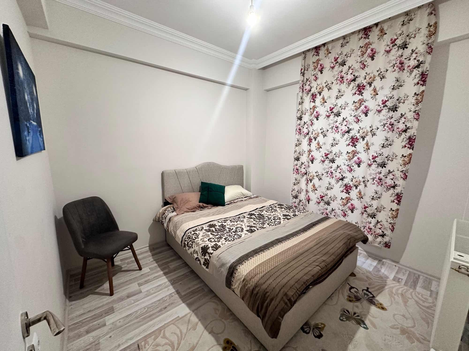 ÜRGÜP MERKEZDE HARİKA KONUMLU 2+0 AMERİKAN MUTFAKLI EŞYALI DAİRE - Resim 2