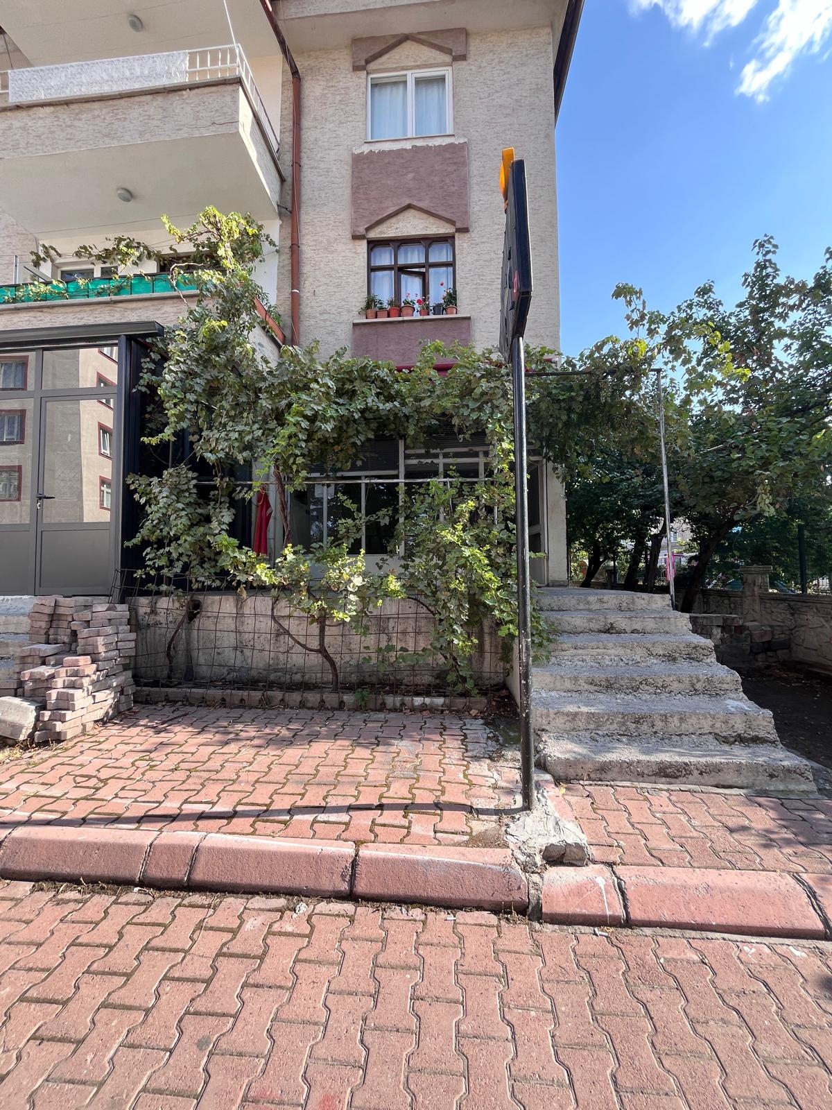 Esenyurt'ta Depolu Kiralık Dükkan - Resim 2