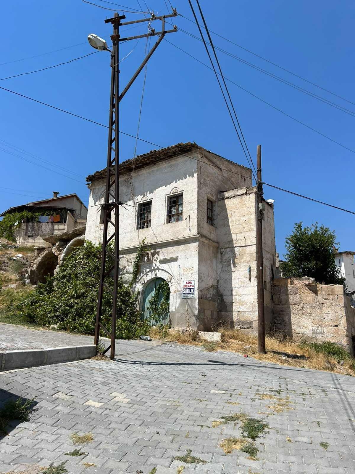 AVANOSTA SANATÇI KOMŞULARIYLA ÇEVRİLİ TARİHİ KARGİR EV 8+3 - Resim 12