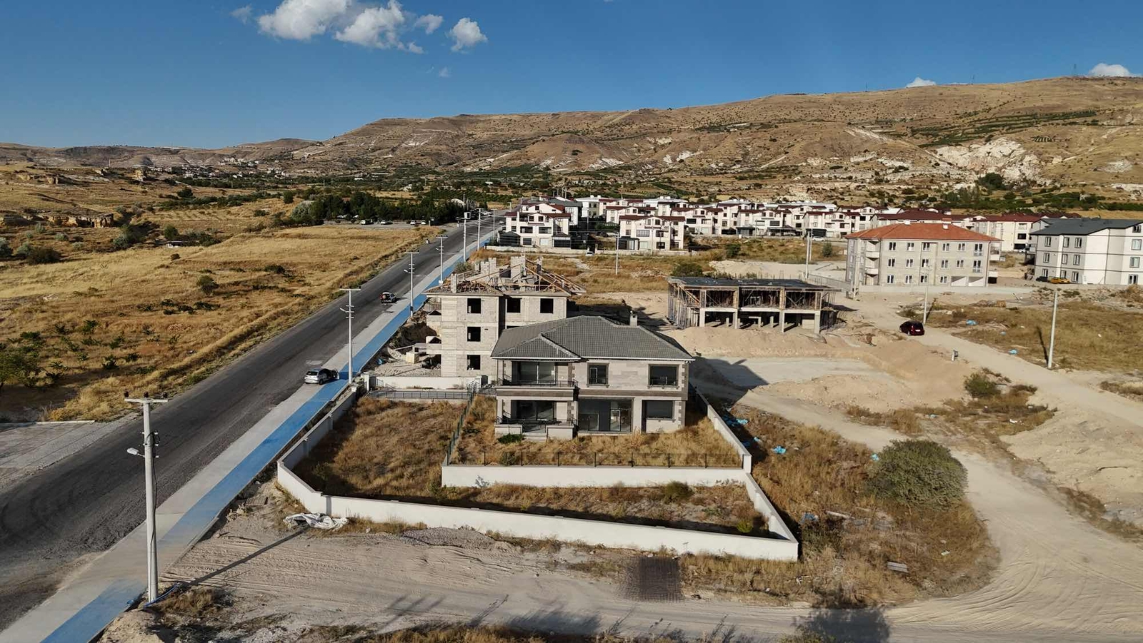 ÜRGÜPTE YENİ YAPILAŞMANIN İÇİNDE FIRSAT 3 KATLI LÜKS VİLLA!! - Resim 19