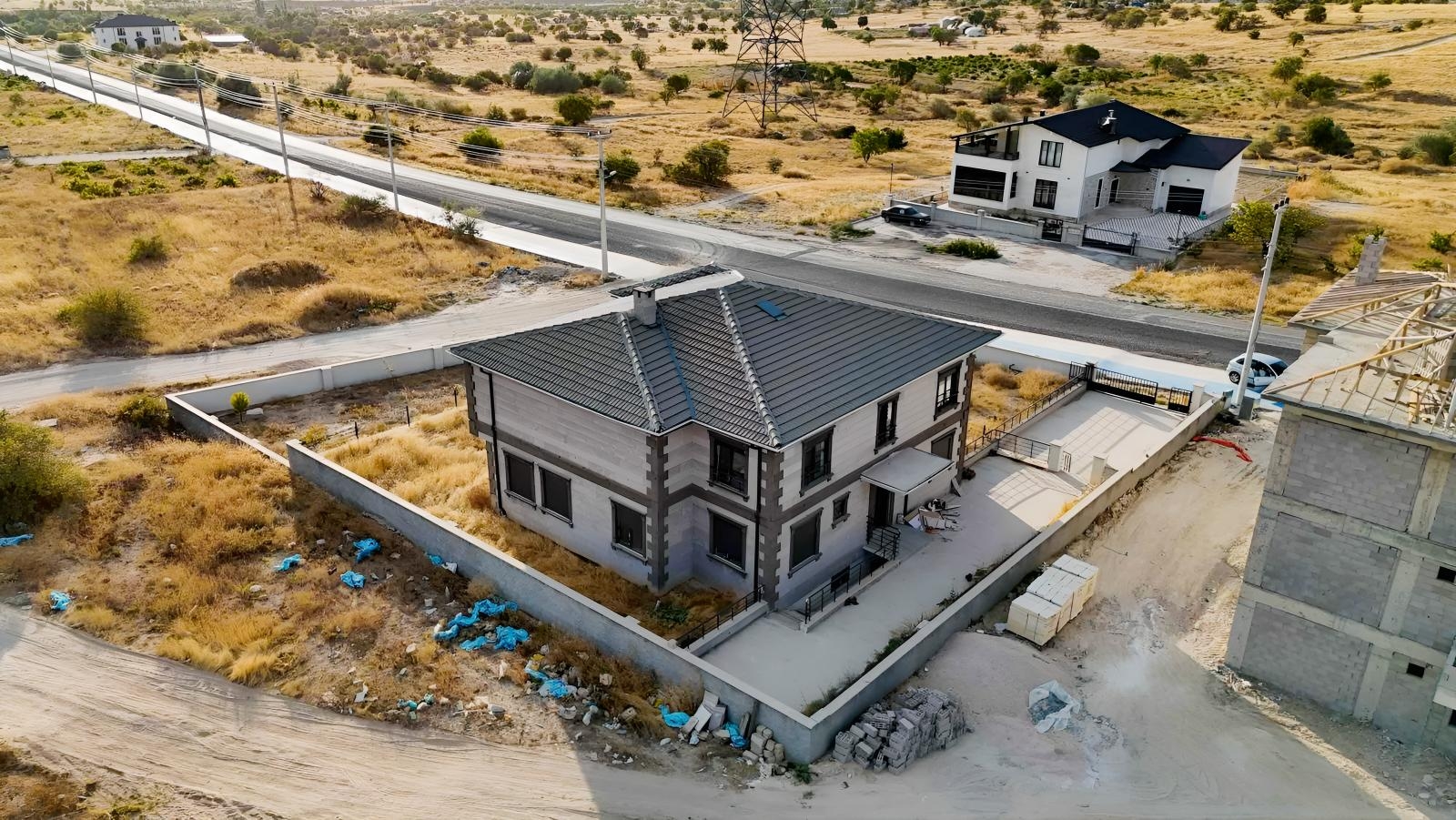 ÜRGÜPTE YENİ YAPILAŞMANIN İÇİNDE FIRSAT 3 KATLI LÜKS VİLLA!! - Resim 24
