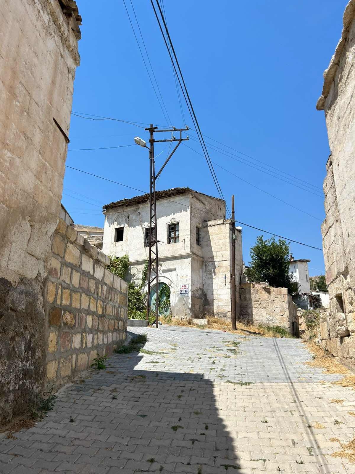 AVANOSTA SANATÇI KOMŞULARIYLA ÇEVRİLİ TARİHİ KARGİR EV 8+3 - Resim 13