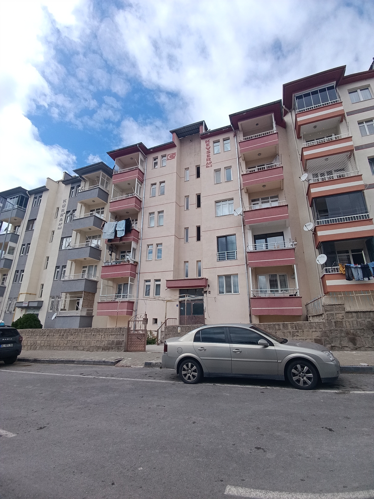 Yenidoğanda Manzaralı Havadar Satılık 3+1 Daire - Resim 3