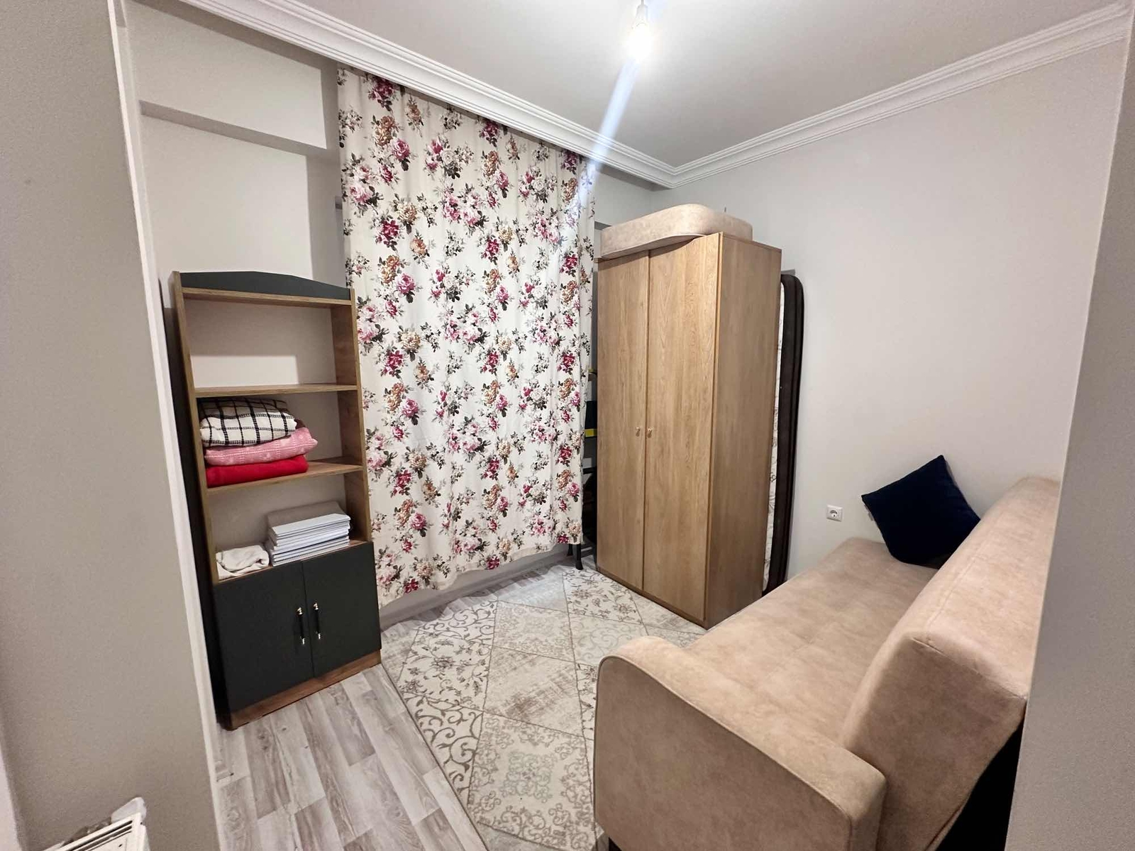 ÜRGÜP MERKEZDE HARİKA KONUMLU 2+0 AMERİKAN MUTFAKLI EŞYALI DAİRE - Resim 5