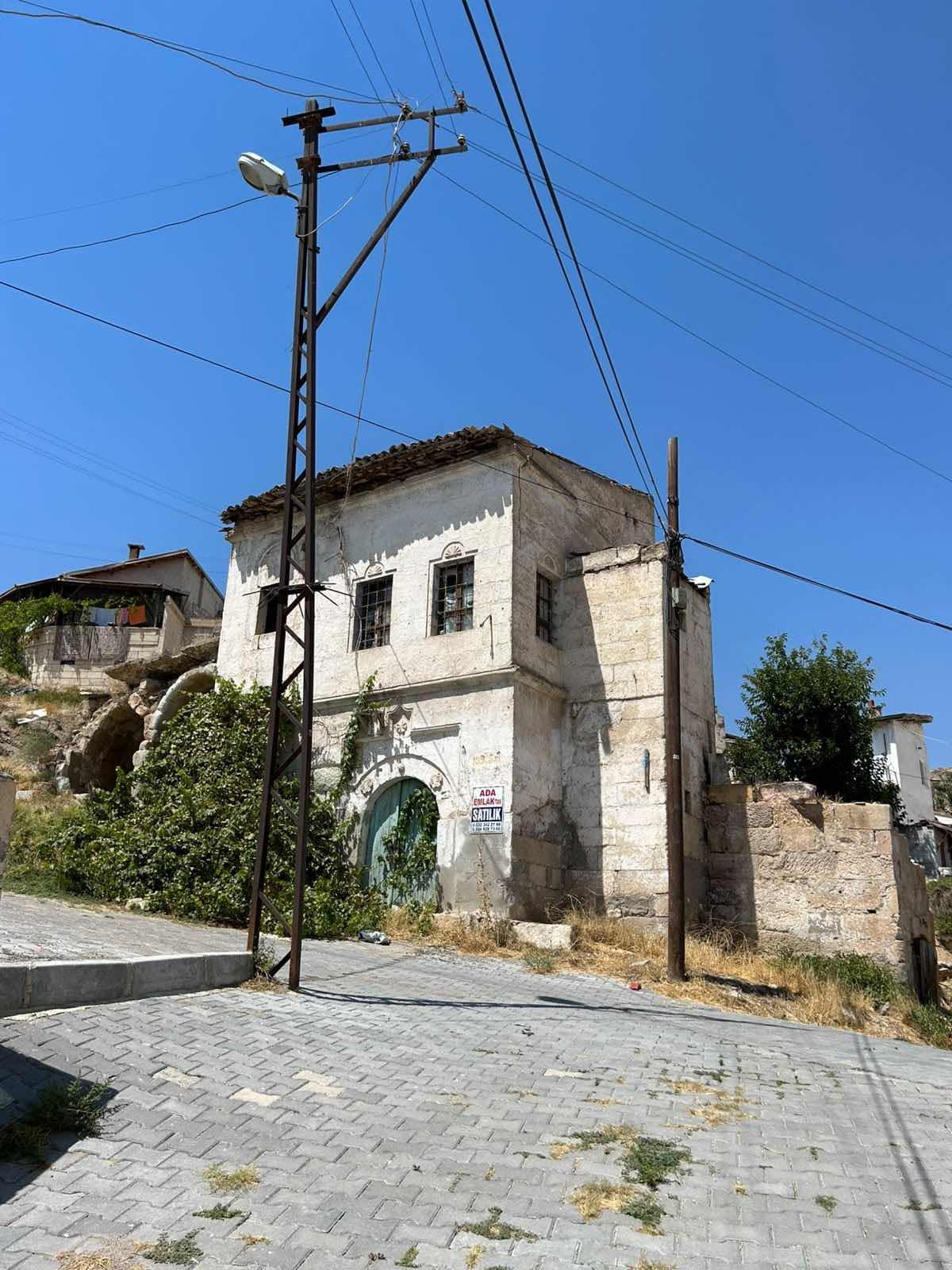 AVANOSTA SANATÇI KOMŞULARIYLA ÇEVRİLİ TARİHİ KARGİR EV 8+3 - Resim 9