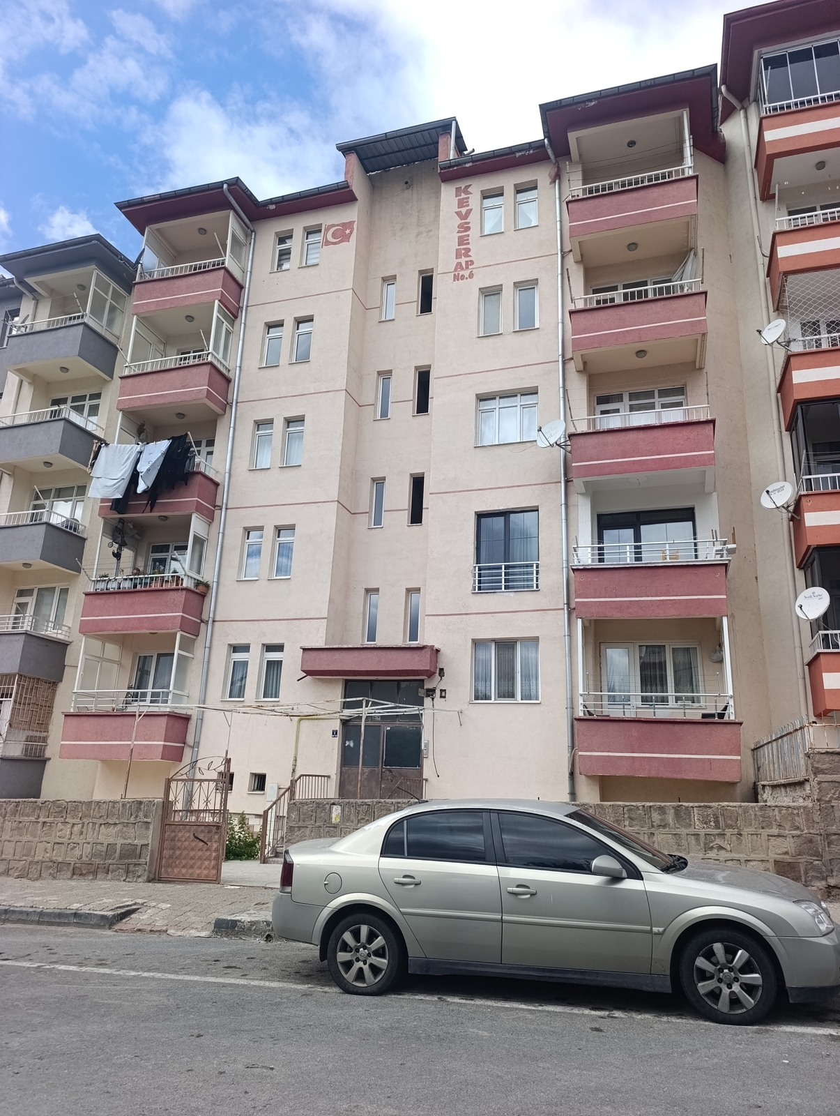 Yenidoğanda Manzaralı Havadar Satılık 3+1 Daire - Resim 18