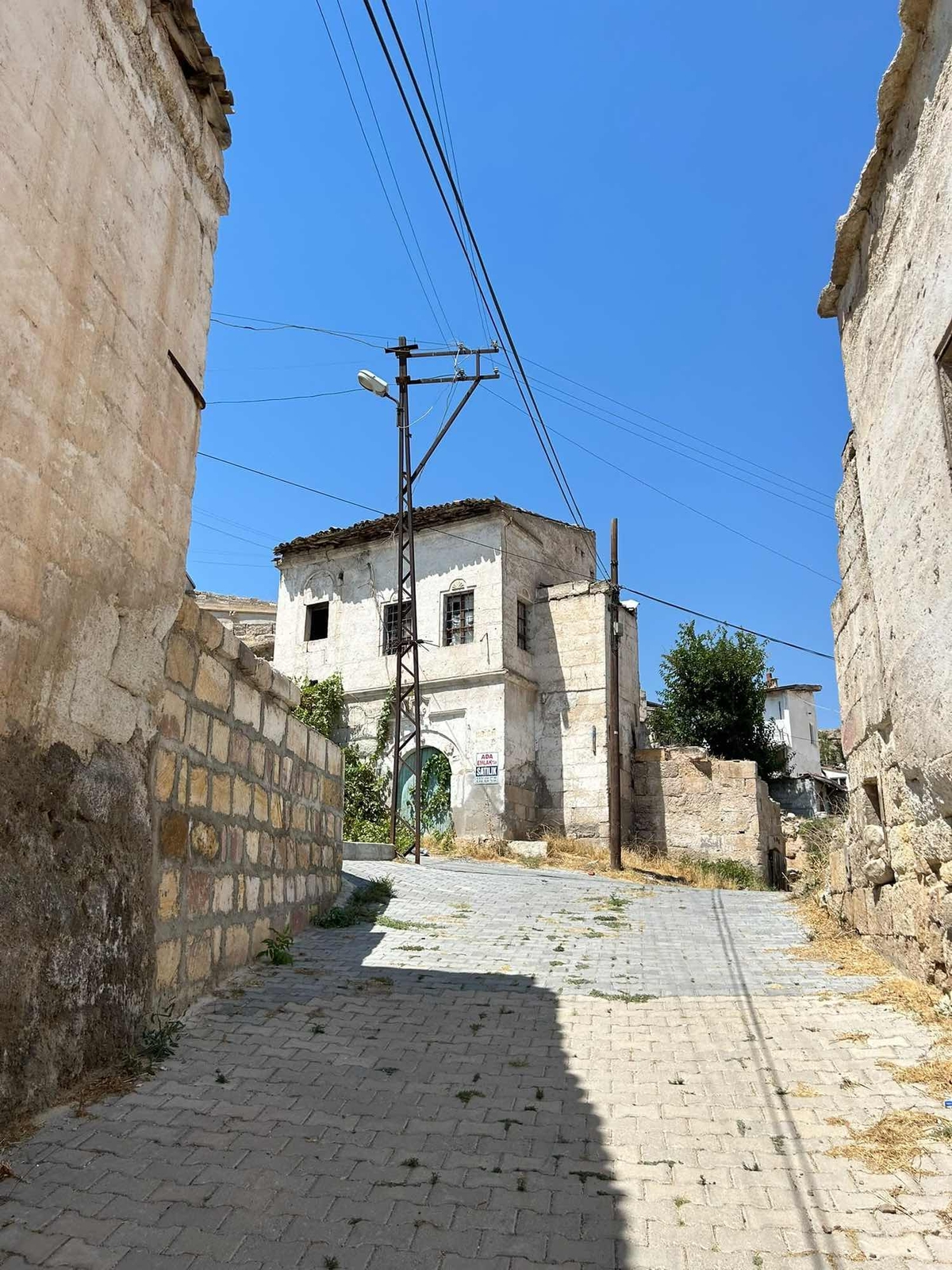 AVANOSTA SANATÇI KOMŞULARIYLA ÇEVRİLİ TARİHİ KARGİR EV 8+3 - Resim 11