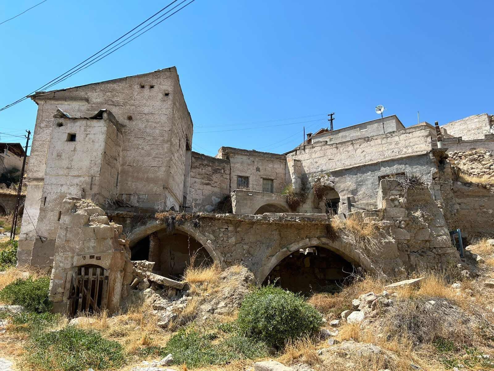 AVANOSTA SANATÇI KOMŞULARIYLA ÇEVRİLİ TARİHİ KARGİR EV 8+3 - Resim 15