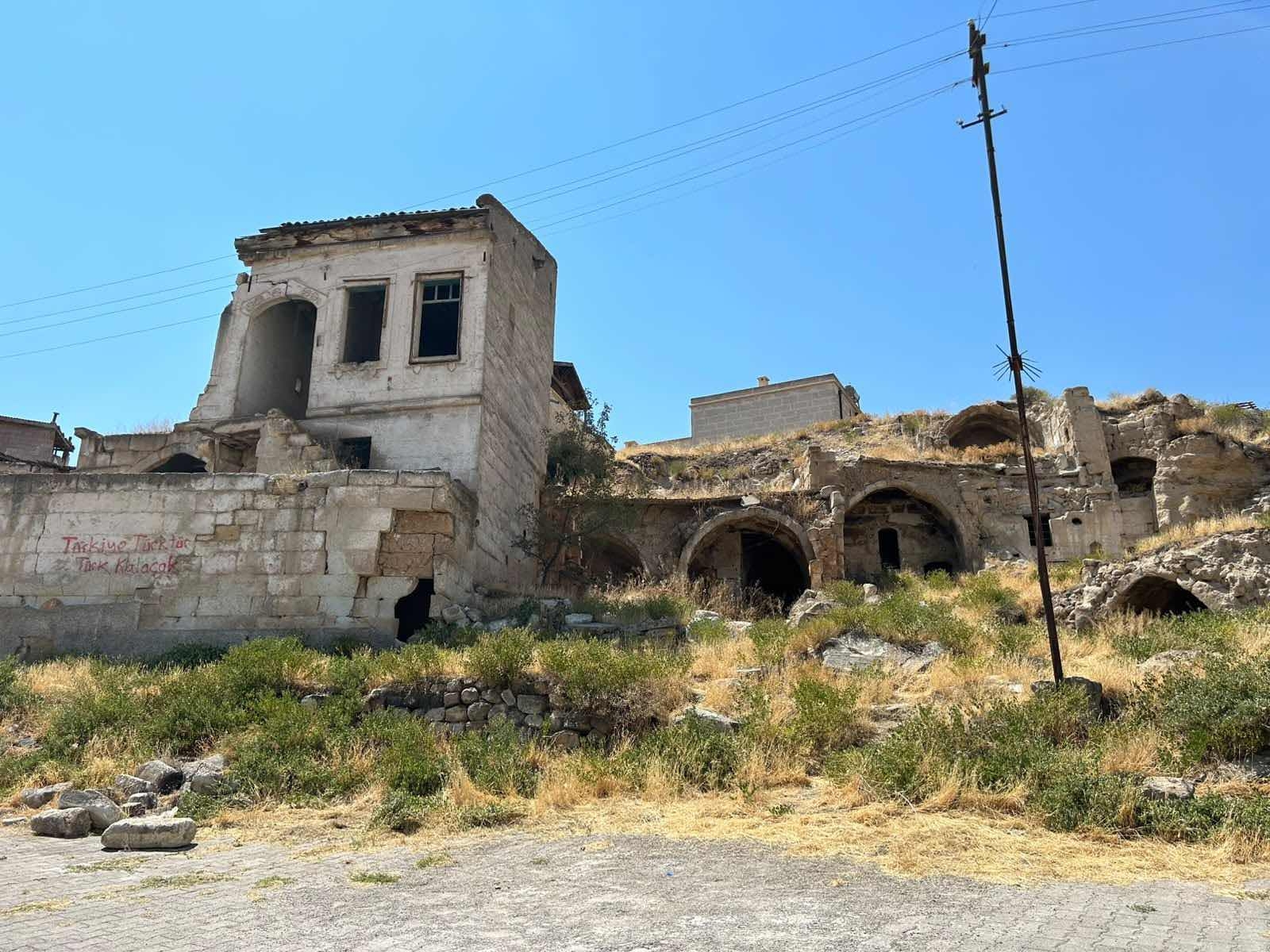 AVANOSTA SANATÇI KOMŞULARIYLA ÇEVRİLİ TARİHİ KARGİR EV 8+3 - Resim 14