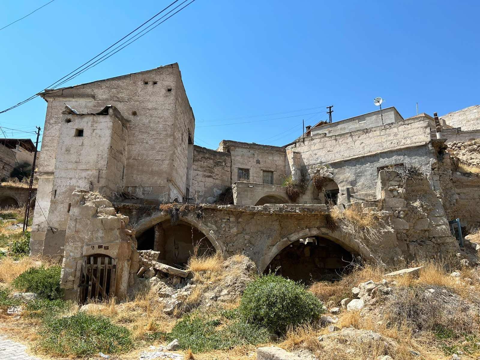 AVANOSTA SANATÇI KOMŞULARIYLA ÇEVRİLİ TARİHİ KARGİR EV 8+3