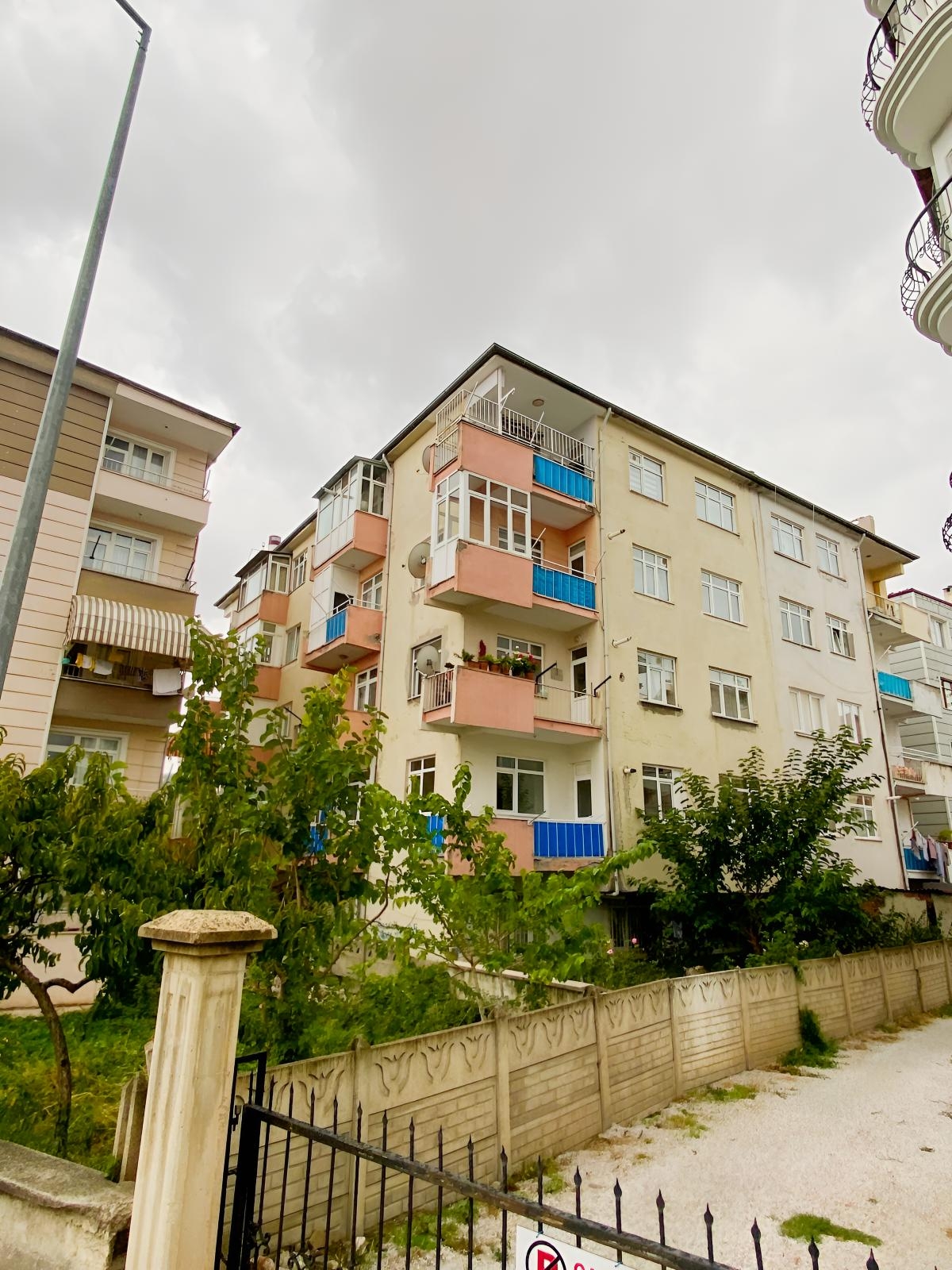 Karşıyaka'da Harika Konumlu Kiralık 3+1 Daire - Resim 2