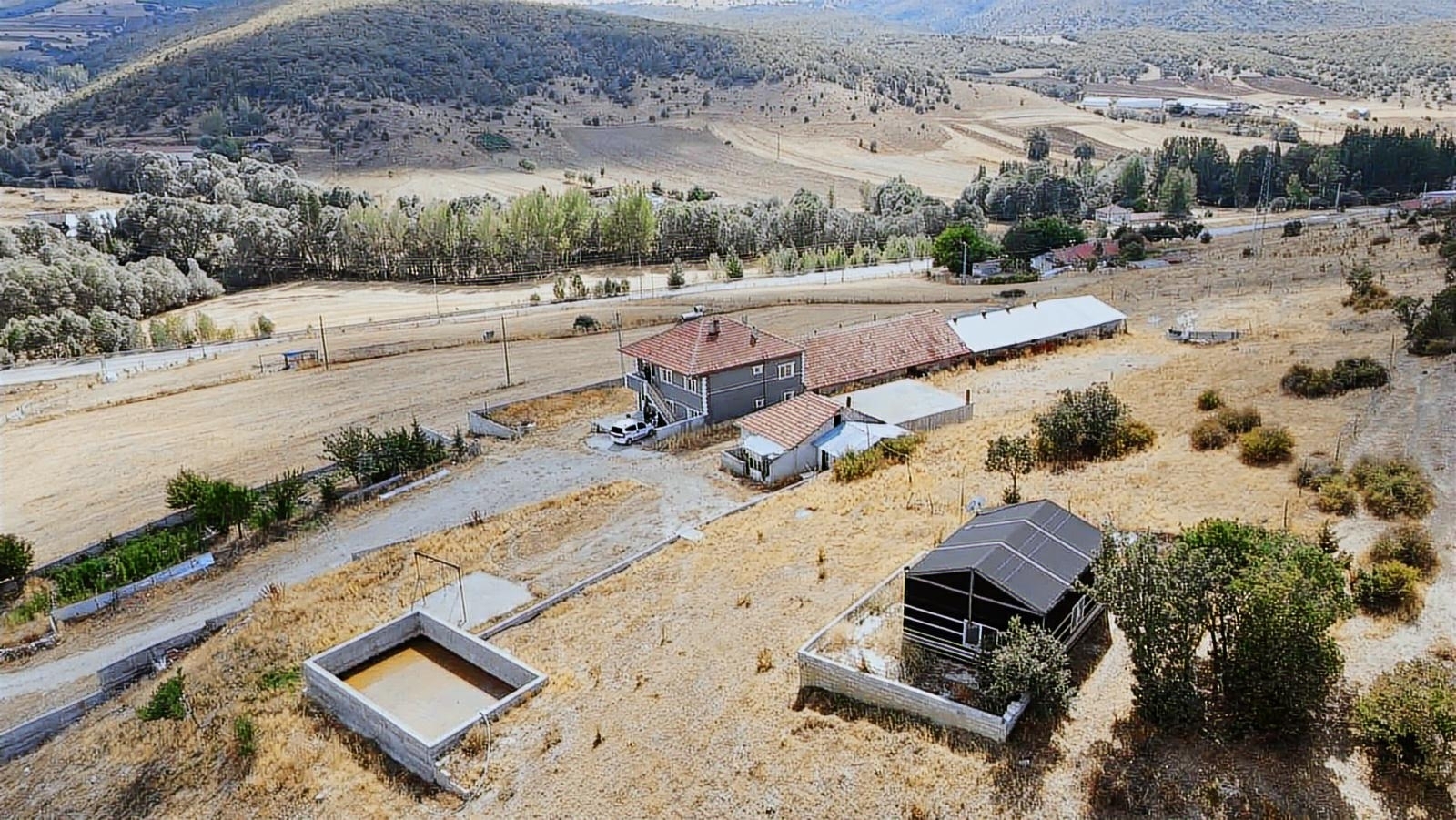 Çayıralan Turluhan Köyünde 130 Başlık Satılık Besi Çiftliği - Resim 6